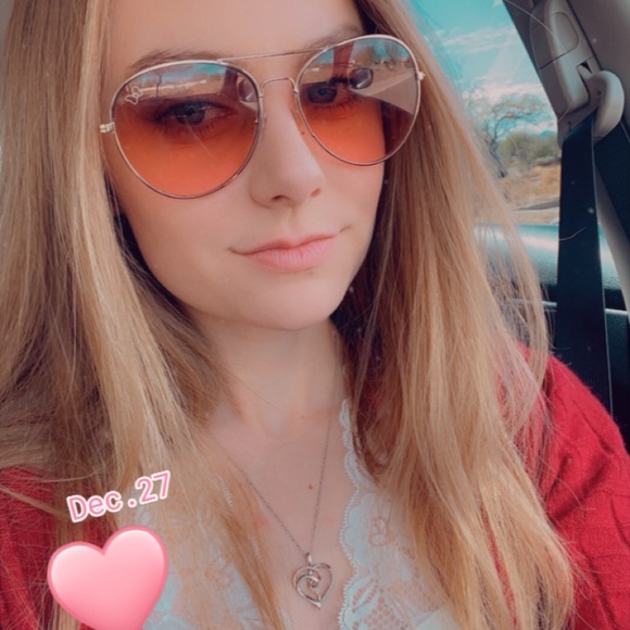 Meet your Posher, Amanda - Picture 2 of 5